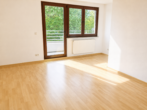 Penthouse-Charakter – Dachgeschosswohnung mit zwei Balkonen und PKW-Stellplatz - Wohnzimmer