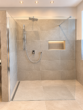Luxuriöse Erdgeschosswohnung mit Sauna, Whirlpoolbadewanne und eigenem Gartenanteil - Badezimmer mit KI bearbeitet