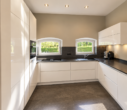 Luxuriöse Erdgeschosswohnung mit Sauna, Whirlpoolbadewanne und eigenem Gartenanteil - Küche mit KI bearbeitet