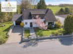 Freistehendes Einfamilienhaus mit 3.013 m² Grundstück und traumhaftem Ausblick - Vorderansicht